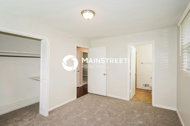 Building Photo - 3 Bedroom Pet-Friendly Home in HENDERSONVILLE, TN with Main Street Renewal