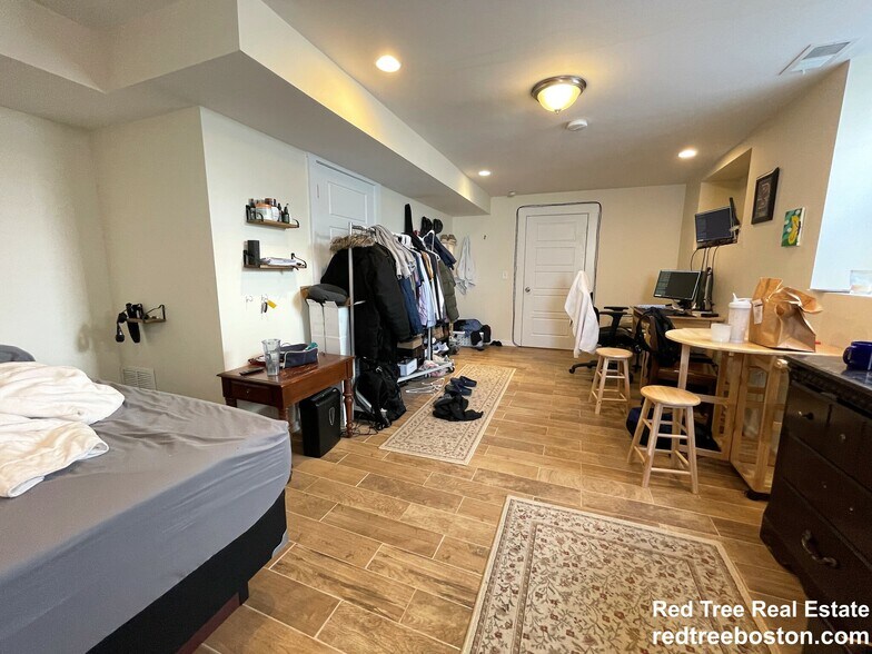 Building Photo - 1 Larose Pl