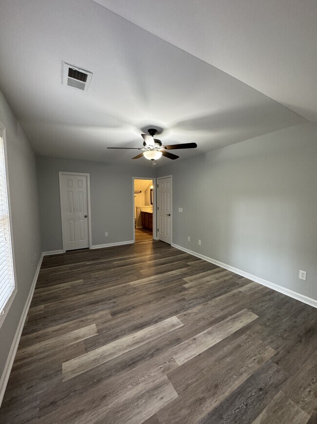 Building Photo - 4529 Farm Lake Dr