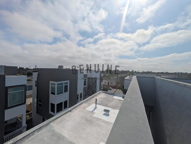 Building Photo - 3Bd 2.5Ba Townhouse w/Rooftop Deck
