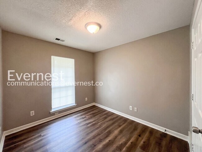 Building Photo - 3985 Fernway Dr