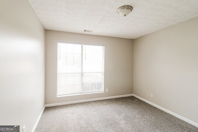 Building Photo - 6165 Leverett Dr
