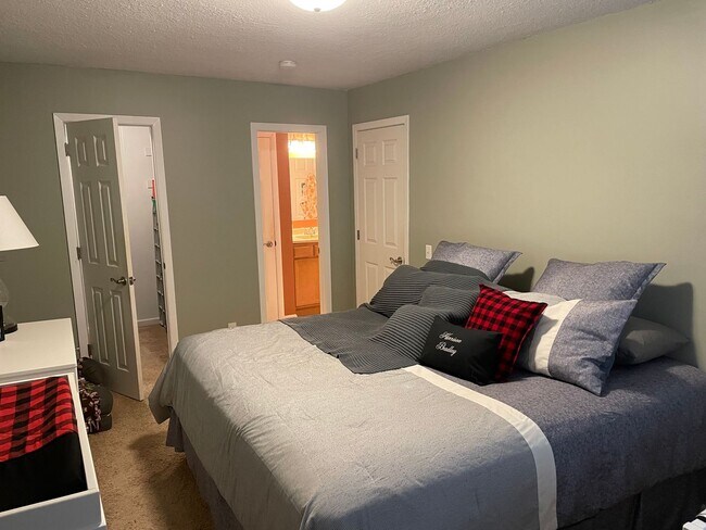 Building Photo - Beautifully updated Townhome in the West B...