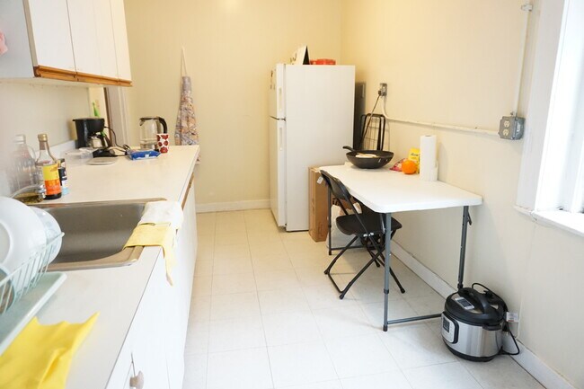 Building Photo - 55 Linden St