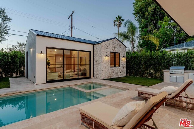 Building Photo - 16723 La Maida St