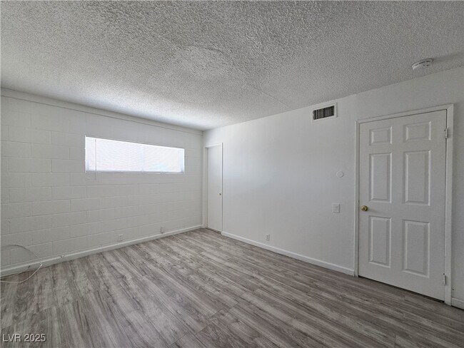 Building Photo - 2913 Stewart Ave