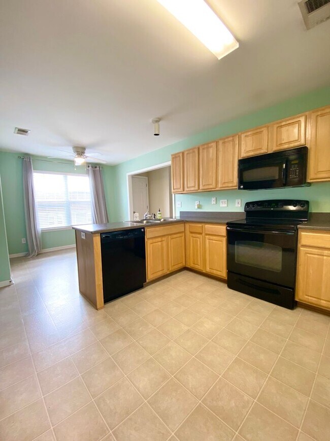Building Photo - Beautiful 3 Bed 2.5 Bath House