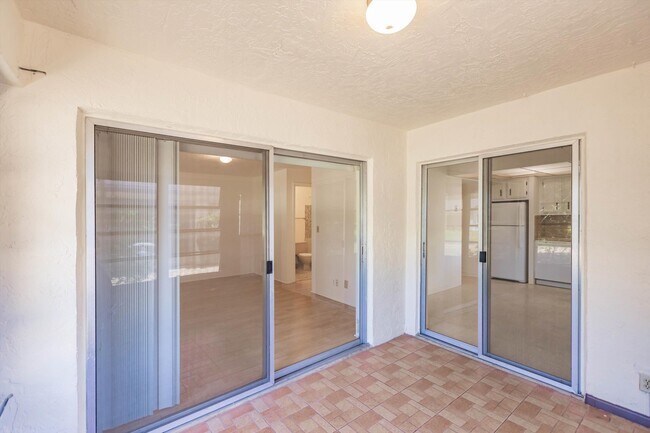 Building Photo - 5029 Rose Hill Dr