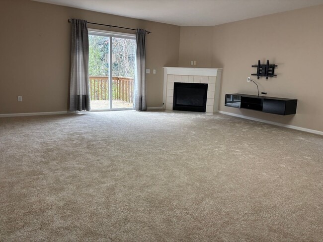 Building Photo - Grand Ridge condo available now.  Forest Hills Eastern Schools.