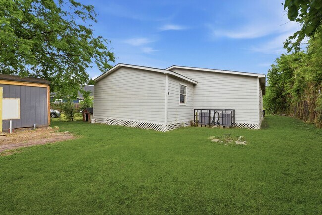 Building Photo - 303 Gans St