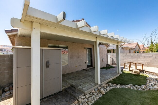 Building Photo - 2 bedroom + Den- Upgraded Flooring ready for immediate move in