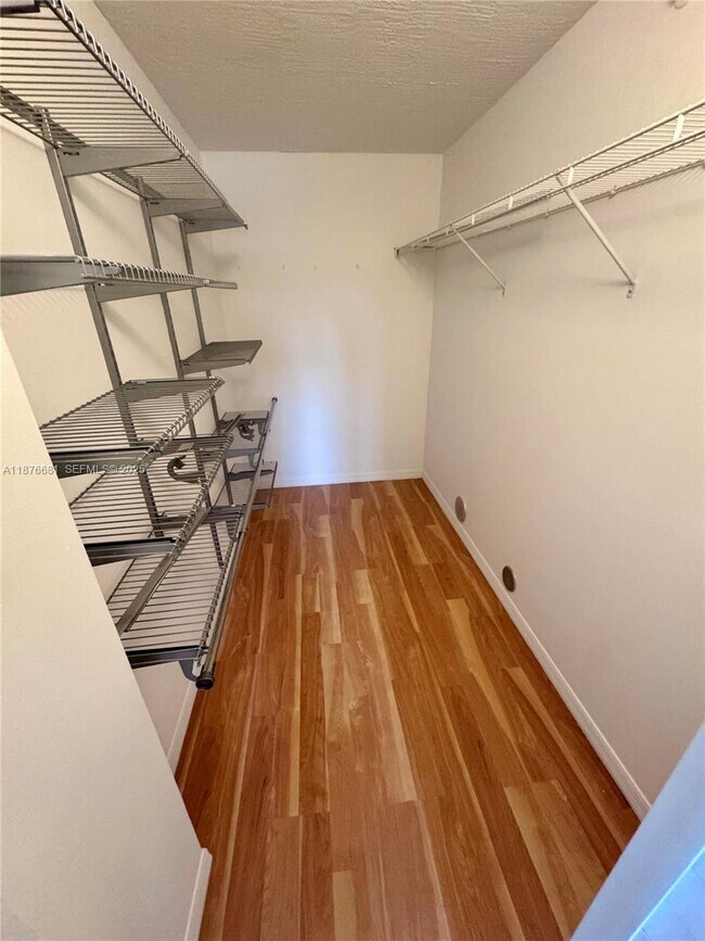 Building Photo - 102 SW 6th Ave