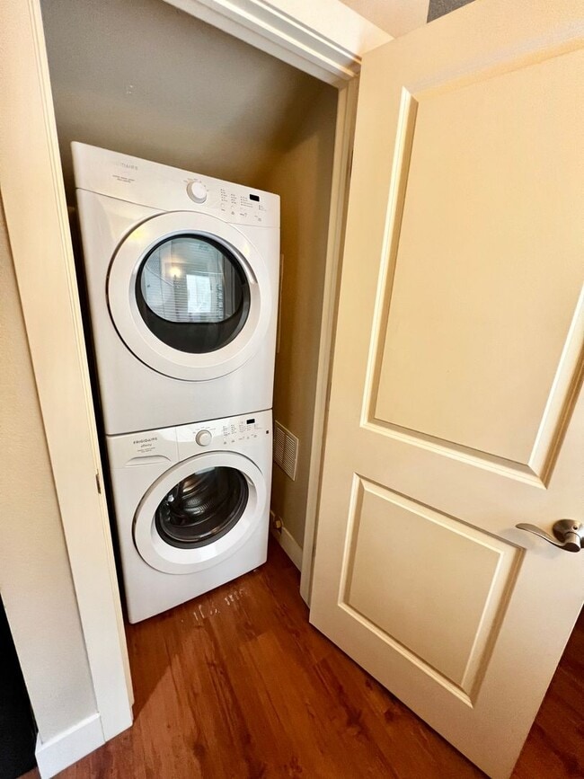 Building Photo - 712 W Laurel St