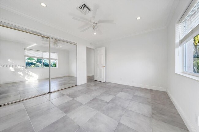 Building Photo - 2632 SE 10th Ct