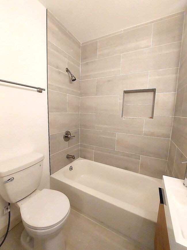 Building Photo - Spacious 4BD/3BA with Fenced Yard & Front Porch in North Seattle!
