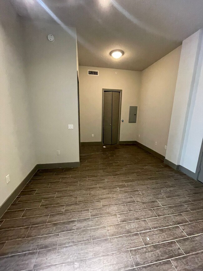 Building Photo - 8905 Dadeland Blvd