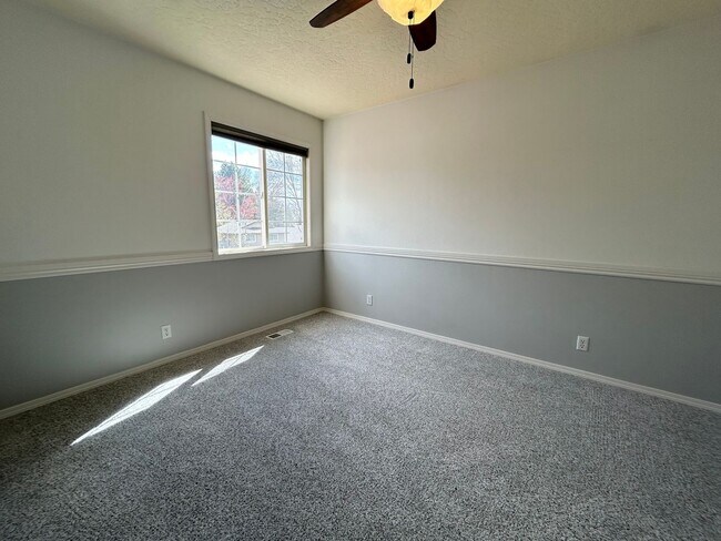 Building Photo - Gorgeous 5 bedroom 3 bathroom Home In Eagle