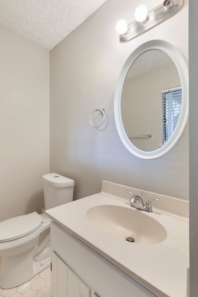 Building Photo - Spacious 3/2.5 Split Level w/ Large Bonus Room and Private Backyard!