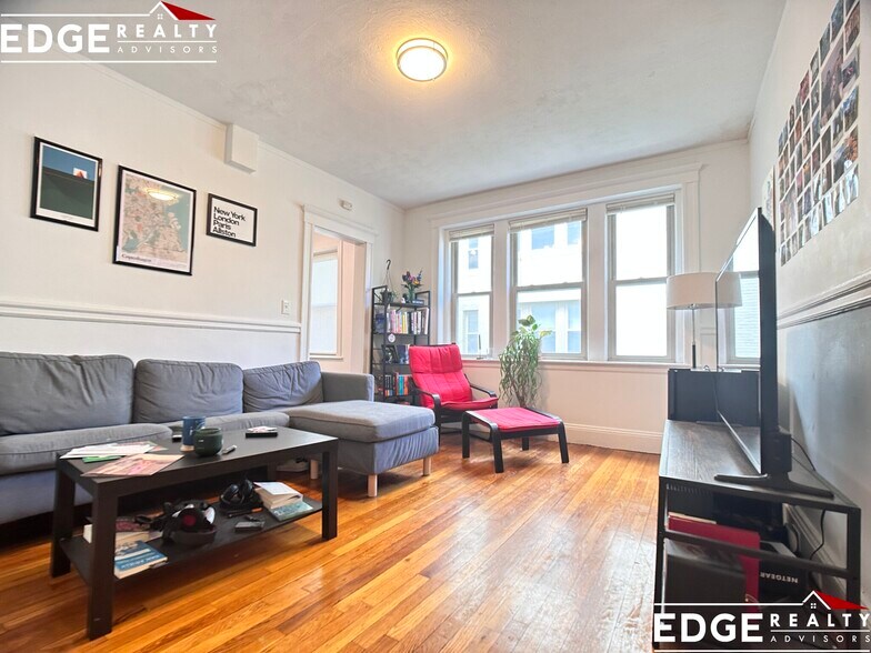 Building Photo - 264 Kelton St