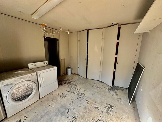 Building Photo - 4BR | 3BA Spacious House with Large Backyard