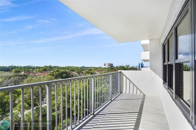 Building Photo - 3200 Port Royale Dr N