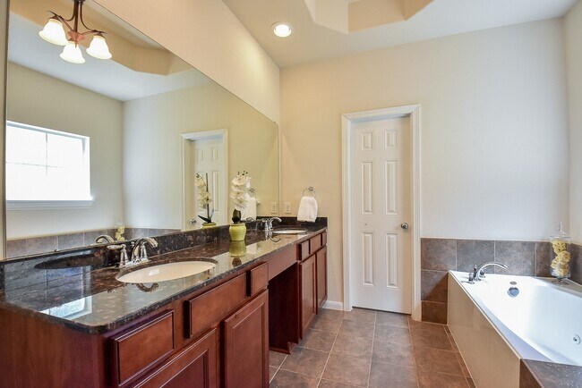 Building Photo - 3419 Clearview Villa Way