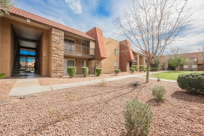 Building Photo - Beautiful 1 bedroom condo Resort style guard gated community