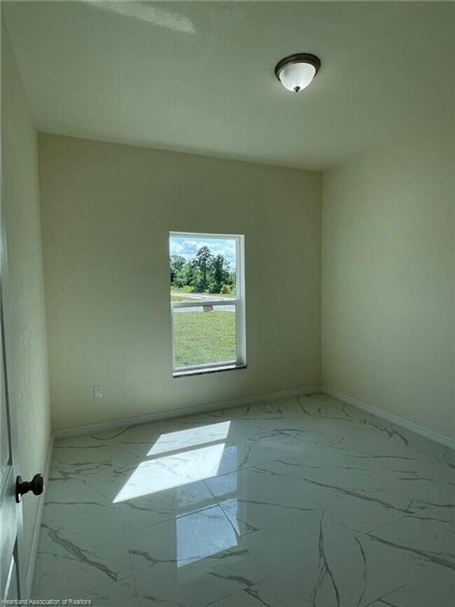 Building Photo - Large 4 Bedroom 2 bath-Lake Placid