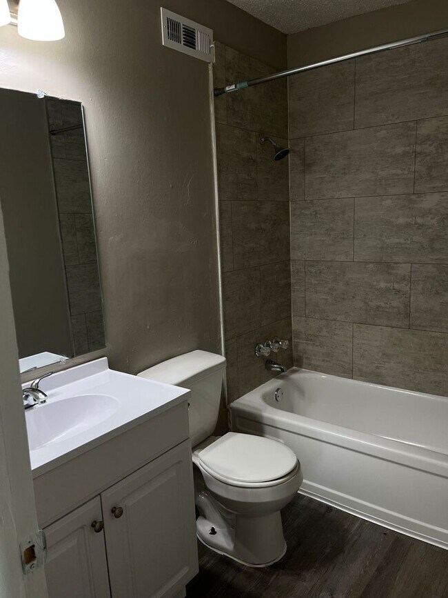 Building Photo - Downstairs 2 bed 1 bath