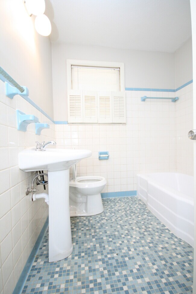 Building Photo - 7620 Charlotte Dr SW