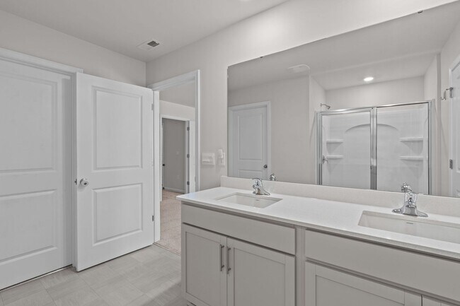 Building Photo - Stunning 5 Bedroom Home with a Fully Fenced In Yard!