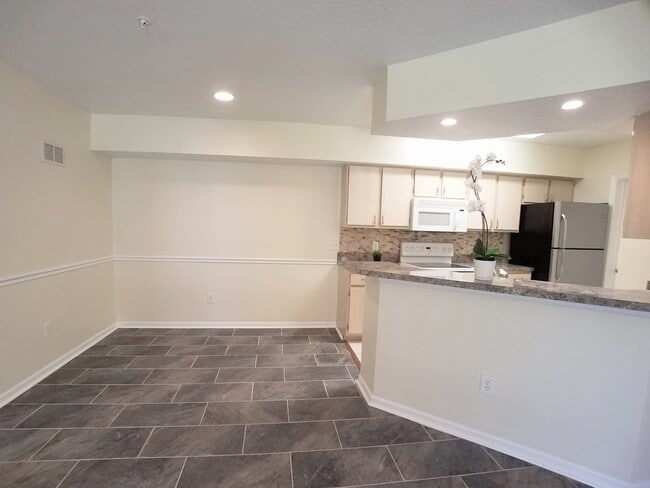 Building Photo - Gorgeous 2/2 condo for rent next to Waterf...