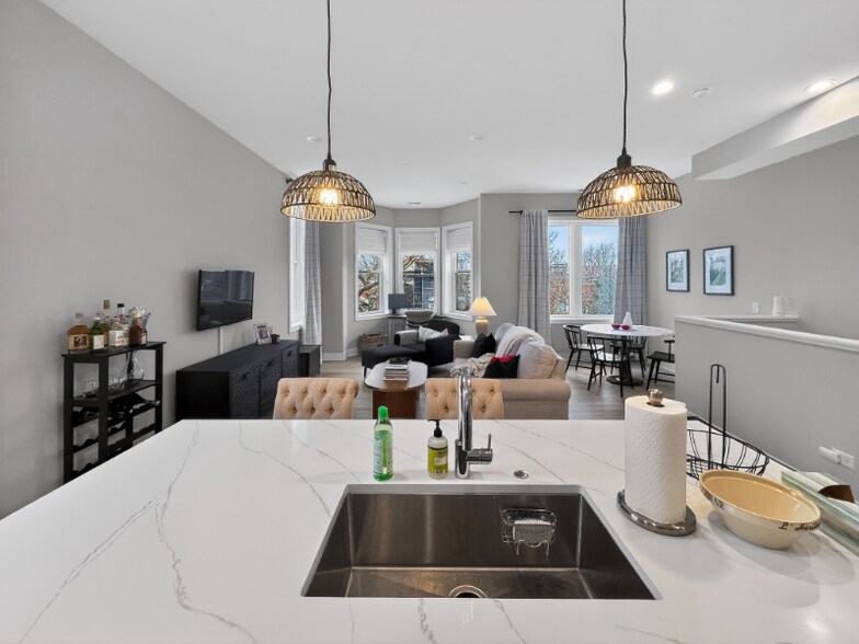 Building Photo - 1535 N Maplewood Ave