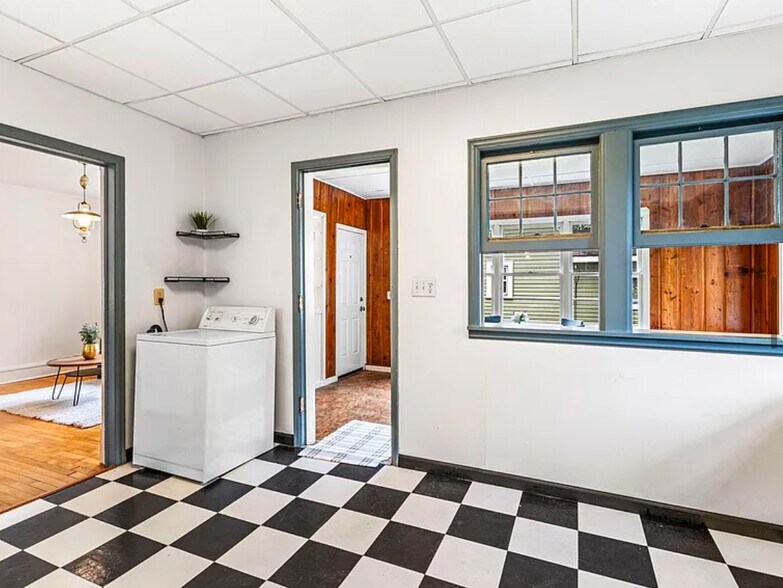 Building Photo - 2628 Quincy St NE