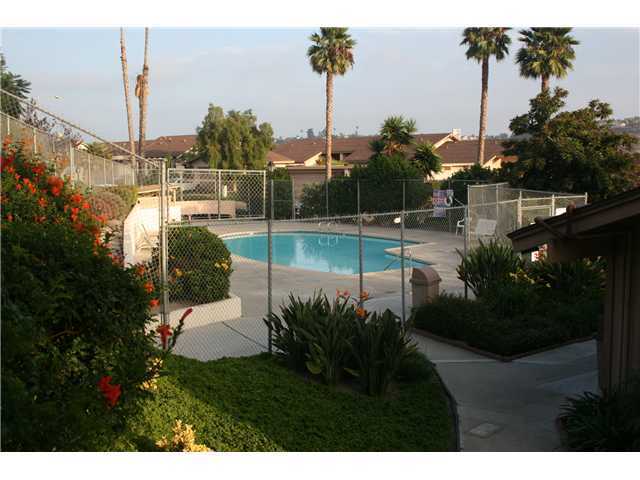 Building Photo - Upgraded End-Unit Townhome