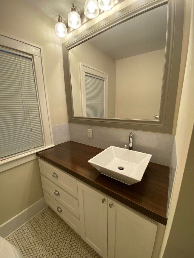 Building Photo - Charming 3-Bedroom, 1 1/2 Bath Upper Duplex in Beautiful Garfield Park Neighborhood