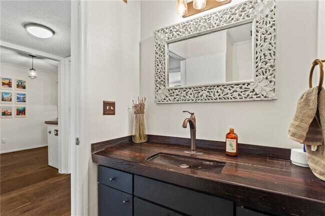 Building Photo - 1028 Riverbend Club Dr SE