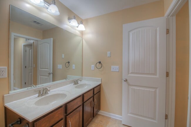 Building Photo - 2298 Dewey Dr