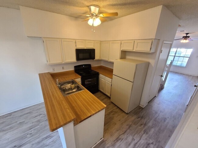 Building Photo - Great Townhome - North Central Location