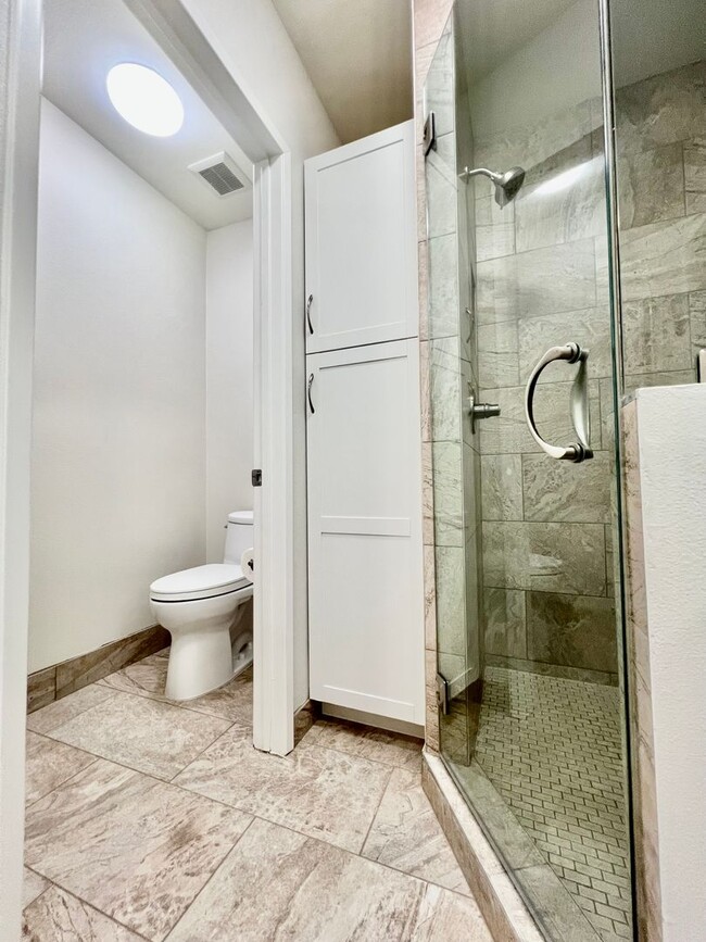 Building Photo - AVAILABLE NOW! 2 Bedroom / 2 Bathroom Cond...