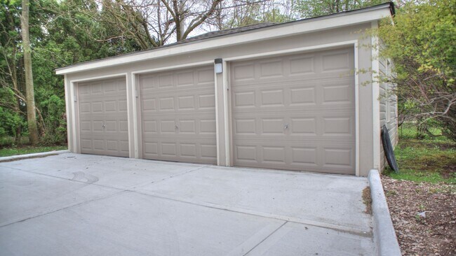 Building Photo - 2865 N Frederick Ave