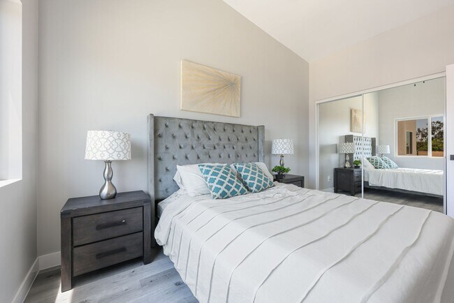 Building Photo - Brand New Upstairs 1 Bed 1 Bath! Vaulted C...