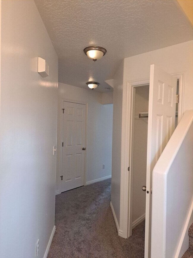 Building Photo - End unit townhome with basement suite!!