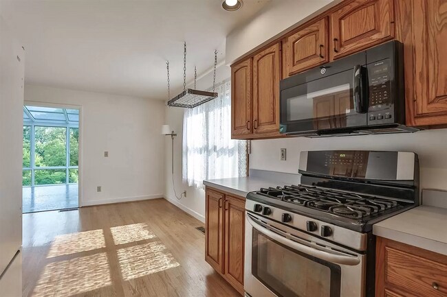 Building Photo - 476 Compton Rd