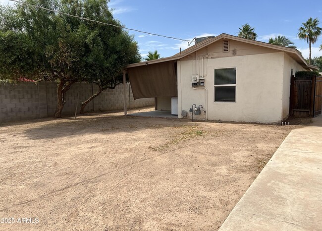 Building Photo - 1419 E Earll Dr