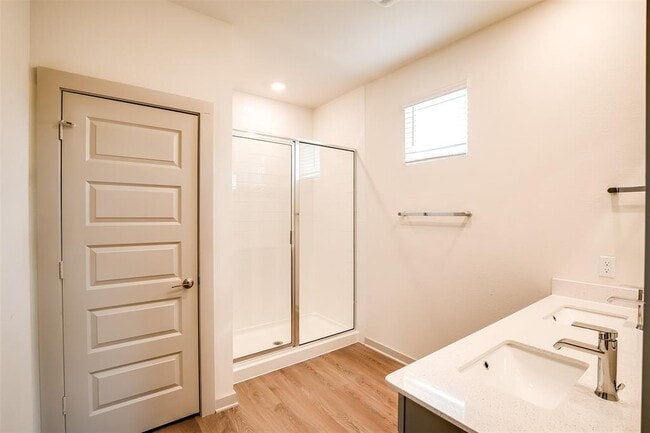Building Photo - 400 Florenz Ln
