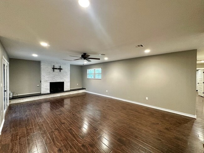 Building Photo - Lawn Care & WiFi Included