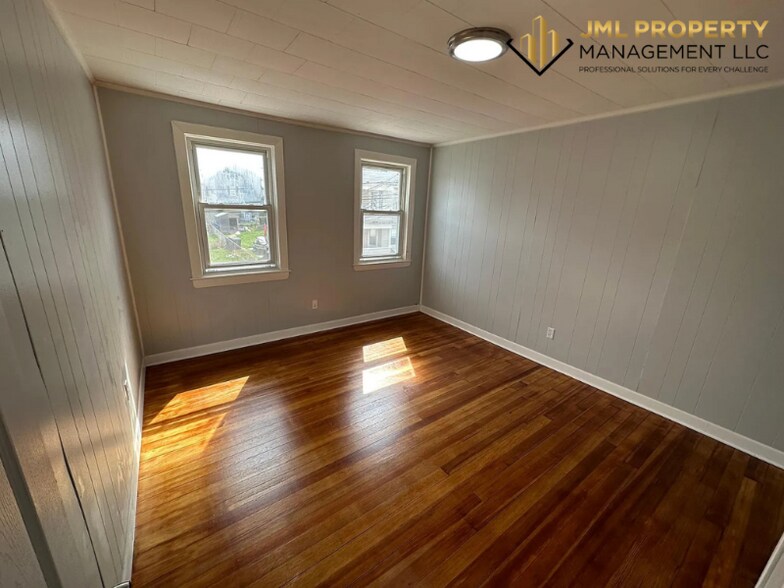 Building Photo - 189 Tripp St