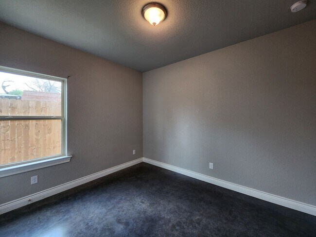 Building Photo - LOCATION! Walk to Torrey Park / Close to NB Downtown & Gruene / No Carpet / NBISD