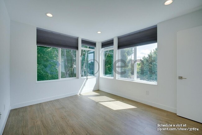 Building Photo - 1061 S Cloverdale St